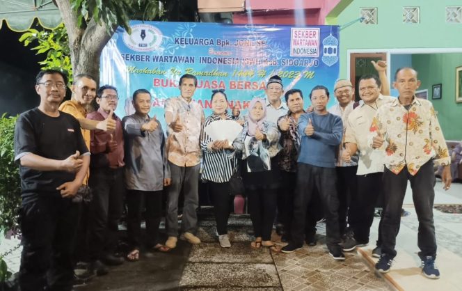 
					Jajaran pengurus DPD SWI Sidoarjo, saat giat buka bersama dan santunan anak di kediaman bpk Joni Perum Citra Surya Mas, Sabtu ((15/4/2023)