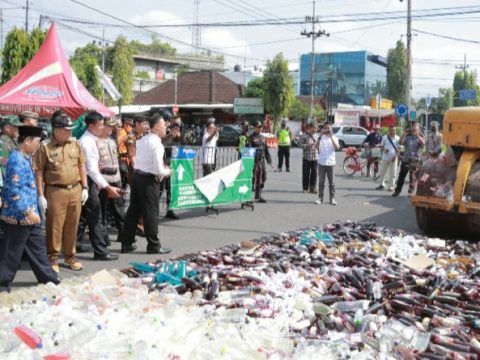 Ribuan Botol berisi miras hasil Ops selama bulan Ramadhan di musnakan pakai alat Berat