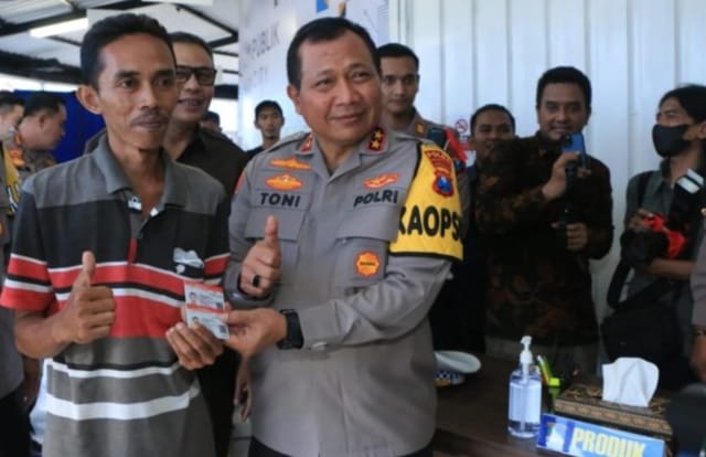 Kapolda Jatim Irjen Pol. Toni Harmanto, saat launching gerai SIM Pasar di Kaza Mal Surabaya, Selasa (18/4).
