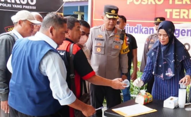 
					Kapolresta Sidoarjo Kombes Pol. Kusumo Wahyu Bintoro, saat gelar tes urine di terminal Purabaya, Selasa (18/4)