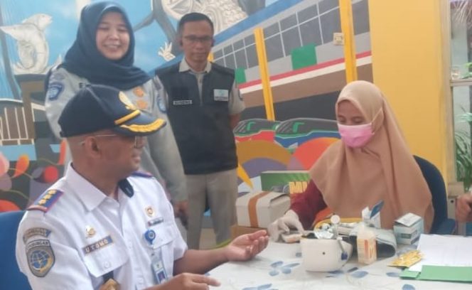
					Layanan kesehatan gratis Jasa Raharja Cabang Utama Jawa Timur di Terminal Purabaya Surabaya, Kamis (20/4/2023).