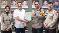 Kapolresta Sidoarjo, Kombes Pol,Bintoro Wahyu Kusumo, saat terima sertifikat tanah Polairud, Kamis (20/4).