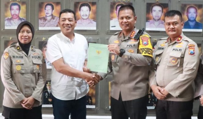 
					Kapolresta Sidoarjo, Kombes Pol,Bintoro Wahyu Kusumo, saat terima sertifikat tanah Polairud, Kamis (20/4).
