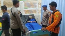 Anggota Polres Jember mengevakuisi korban lansung ke Puskesmas Sabrang