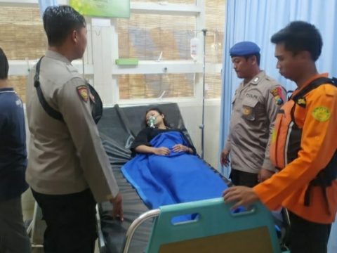 Anggota Polres Jember mengevakuisi korban lansung ke Puskesmas Sabrang