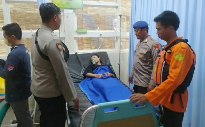 
					Anggota Polres Jember mengevakuisi korban lansung ke Puskesmas Sabrang