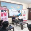 Anggota Dewan Pers Atmaji Sapto Anggoro didampingi Sekjen SWI Herry Budiman saat memamparkan kiat-kiat membangun profesionalitas organisasi wartawan pada Ngopi Bareng di Kantor DPP SWI, Selasa (4/4/2023).