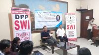 Anggota Dewan Pers Atmaji Sapto Anggoro didampingi Sekjen SWI Herry Budiman saat memamparkan kiat-kiat membangun profesionalitas organisasi wartawan pada Ngopi Bareng di Kantor DPP SWI, Selasa (4/4/2023).