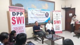 Anggota Dewan Pers Atmaji Sapto Anggoro didampingi Sekjen SWI Herry Budiman saat memamparkan kiat-kiat membangun profesionalitas organisasi wartawan pada Ngopi Bareng di Kantor DPP SWI, Selasa (4/4/2023).