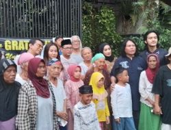 Sejumlah ibu-ibu pemulung dan anak yatim piatu saat acara Harlah ke-28th Yayasan Humaniora Rumah Kemanusiaan di Perumahan Kranggan Permai Jatisampurna Kota Bekasi Jawa Barat, Jum’at (07/04/2023).