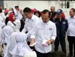 Ketua Perindo Jawa Barat Umar Sanusi saat memberikan santunan kepada puluhan anak yatim piatu di halaman Kantor DPW Partai Perindo Jabar Jalan Cipaganti Nomor 75, Kota Bandung, Jumat (14/4/2023).