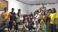 DPD SWI Kota Depok, foto bersama dengan MT Qurrota A'yun, dan rekan-rekan dari organisasi wartawan. (08/04/2023).