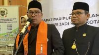 Gubernur Jawa Barat, Ridwan Kamil bersama Ketua Tim Penggerak Pemberdayaan Kesejahteraan Keluarga (TP-PKK) Provinsi Jawa Barat, Atalia Praratya Kamil, didampingi Ketua DPRD Kota Depok TM Yusufsyah Putra saat konfers di Gedung DPRD kota Depok, Kamis (27/4/2023).