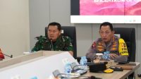 Panglima TNI Laksamana Yudo Margono meninjau secara langsung Command Center Polri untuk KTT ASEAN 2023 bersama Kapolri Jenderal Listyo Sigit Prabowo di D’aj Hall, Labuan Bajo, Nusa Tenggara Timur (NTT), Minggu (7/5/2023). (Dok. Puspen TNI)