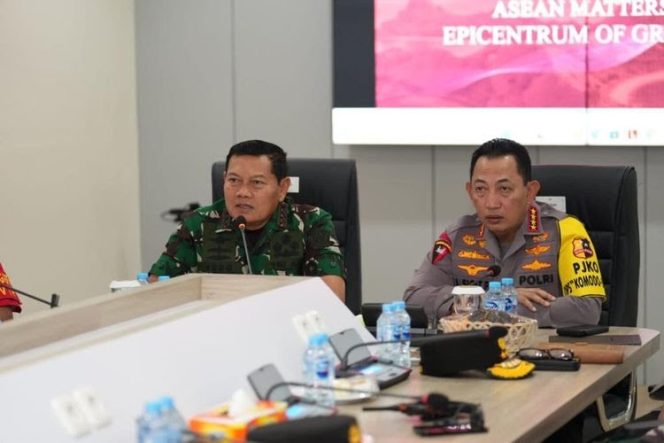 
					Panglima TNI Laksamana Yudo Margono meninjau secara langsung Command Center Polri untuk KTT ASEAN 2023 bersama Kapolri Jenderal Listyo Sigit Prabowo di D’aj Hall, Labuan Bajo, Nusa Tenggara Timur (NTT), Minggu (7/5/2023). (Dok. Puspen TNI)