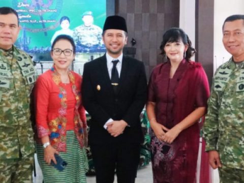 Wakil Gubernur Jawa Timur, Emil Elestianto Dardak, saat menghadiri acara Lepas Sambut Panglima Divisi 2 Kostrad dari Mayjen TNI Syafrial kepada Mayjen TNI Haryanto, Selasa (2/5/2023).