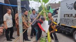 Kepala Dinas PU Bina Marga dan Sumber Daya Air Dwi Eko dan Kadis Perkim Moch Bahruni Aryawan bersihkan pohon pisang yang di tanam warga di tengah jalan yang rusak di Dusun Keling Sukodono.
