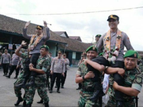 Sinergitas dan solidaritas TNI Polri Dandim 0824 Gelar Tradisi Sambut Lepas Kapolres Jember di Makodim