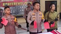 Kapolresta Sidoarjo Kombes Pol Kusumo Wahyu Bintoro, saat konferensi pers pengungkapan pengeroyokan pemuda di lapangan Desa Sepande Kecamatan Candi, Sidoarjo, (24/5/2023)