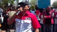 Ketua DPD LSM LIRA Sidoarjo, Winarno, SH,  MHum, saat orasi di depan kantor Bupati Bangkalan, Kamis (26/5).