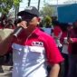 Ketua DPD LSM LIRA Sidoarjo, Winarno, SH, MHum, saat orasi di depan kantor Bupati Bangkalan, Kamis (26/5).