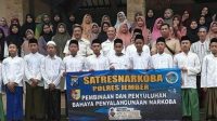 Anggota Polres Jember Foto bersama pengasuh Pondok dan parah santri