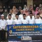 Anggota Polres Jember Foto bersama pengasuh Pondok dan parah santri