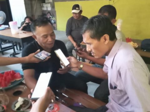 Kabid Advokasi Hukum DPD SWI Sidoarjo, Moch. Ibrahim saat wawancara dengan awak media pada pembukaan Cafe dan Warkopnya di Raya Wonoayu, Sidoarjo (27/5/2023).