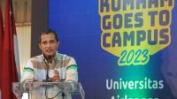 Wakil Menteri Hukum dan HAM, Edward Omar Syarif Hiariej saat mensosialisasikan KUHP Negara pada mahasiswa Unair.
