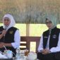 Gubernur Jatim Khofifah bersama Bupati Blitar Rini Syarifah, saat panen padi aplikasi biosoka di Desa Soso kecamatan Gandusari, Blitar, Sabtu (27/5/2023)