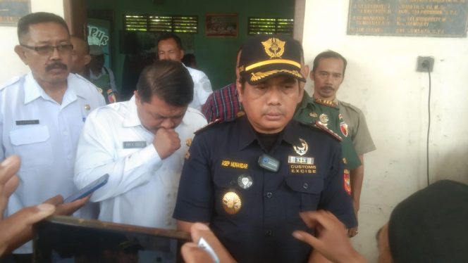 
					Kepala kantor Bea cukai Jember Asep Munandar dan Plt Kasat Pol PP Kabupaten Jember
