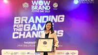 Herline Septia, Brand Manager J&T Express saat menerima piagam penghargaan Indonesia Wow Brand Award 2023 di The Westin Jakarta, Kamis (11/5/2023).