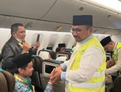 Menteri Agama (Menag) Yaqut Cholil Qoumas melepas keberangkatan jemaah haji kloter pertama Embarkasi Jakarta Pondok Gede (JKG-01) di Bandara Soekarno Hatta, Rabu (24/5/2023). (dok.kemenag)
