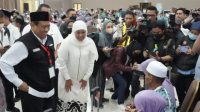 Gubernur Jatim, Khofifah Indar Parawansa (kerudung putih) didampingi Kakanwil Kemenag Jatim, Husnul Maram saat berdialog dengan salah jemaah Haji Kloter I. (kominfo.jatimprov)