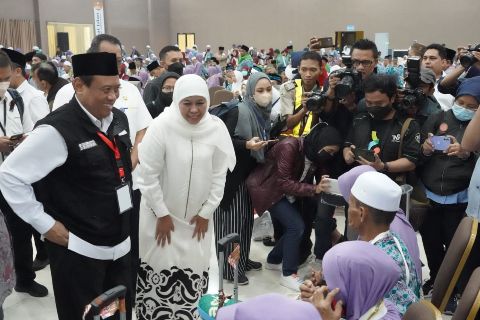 Gubernur Melepas Keberangkatan Jamaah Haji Kloter I Embarkasi Surabaya