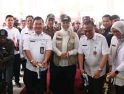 Dirjen Dukcapil Kemendagri Teguh Setyabudi saat meresmikan Gedung Pelayanan Adminduk Kabupaten Karawang di Jalan Raya Surotokunto, Karawang, Jawa Barat, Rabu (10/5/2023). (Dukcapil)
