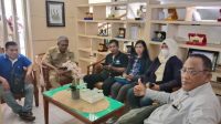 Tim SWI Kabupaten Pasuruan, saat konfirmasi terkait dumas dugaan penyalahgunaan dana Desa Beji kecamatan Beji kabupaten Pasuruan, Jawa Timur, Senin (5/6).