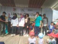 Kepala desa kasian timur membagi hadiah ke warga disaat kegiatan Launcing UMKM di lapangan pesona sadeng songo