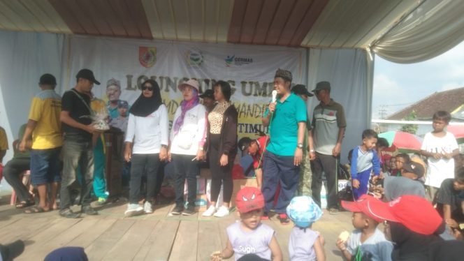 
					Kepala desa kasian timur membagi hadiah ke warga disaat kegiatan Launcing UMKM di lapangan pesona sadeng songo