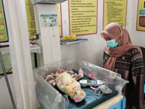 Kondisi bayi yang ditemukan warga masih dirawat di Puskesmas Desa Karang Duren