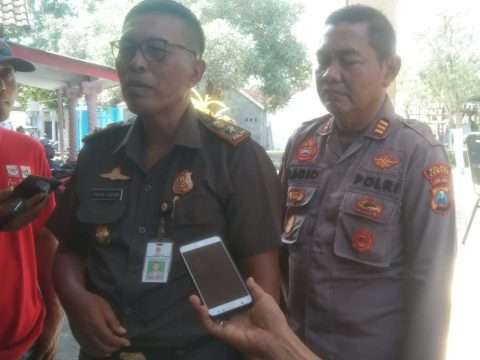 Kapolsek Gumukmas AKP Bagio SH., bersama PJ Fahrul saat di konfirmasi oleh Awak media