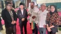 Emil Elistianto Dardak bersama ketua DPW SWI Jatim, saat pengukuhan pengurus MES Jawa Timur, Rabu (14/6)