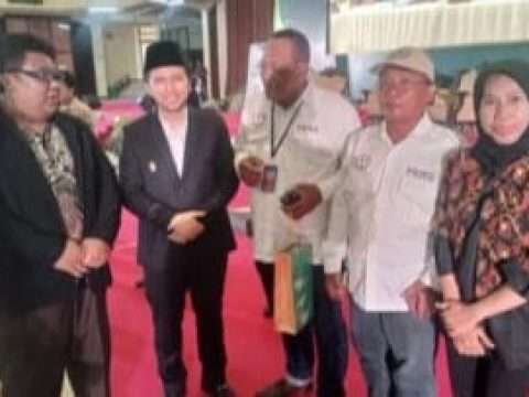 Emil Elistianto Dardak bersama ketua DPW SWI Jatim, saat pengukuhan pengurus MES Jawa Timur, Rabu (14/6)