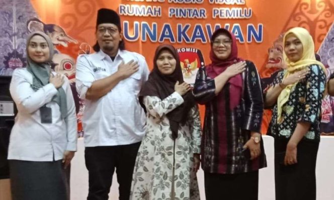 
					Kadis Kominfo Jatim Sherlita Ratna Dewi Agustina saat berkunjung di kantor KPU Jawa timur jalan Raya Tenggilis 1-3 Kendangsari, Surabaya, Kamis (15/6/2023).