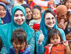 Ketua Tim Penggerak PKK Provinsi Jawa Timur, Arumi Bachsin Emil Dardak, saat mendampingi Tim Penilai Perlombaan Desa dan Kelurahan serta Pelaksana Terbaik 10 Program Pokok PKK Prov. Jatim Tahun 2023 di Kelurahan Kebonsari Kulon Kec. Kanigaran Kota Probolinggo, Kamis (15/6).