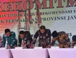 Enam kepala daerah di Jawa Timur, saat menandatangani rekomitmen penyelesaian Tindak Lanjut Rekomendasi Hasil Pemeriksaan (TLRHP) BPK Jawa Timur. Jum'at (16/6).