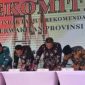 Enam kepala daerah di Jawa Timur, saat menandatangani rekomitmen penyelesaian Tindak Lanjut Rekomendasi Hasil Pemeriksaan (TLRHP) BPK Jawa Timur. Jum'at (16/6).