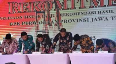 Enam kepala daerah di Jawa Timur, saat menandatangani rekomitmen penyelesaian Tindak Lanjut Rekomendasi Hasil Pemeriksaan (TLRHP) BPK Jawa Timur. Jum'at (16/6).