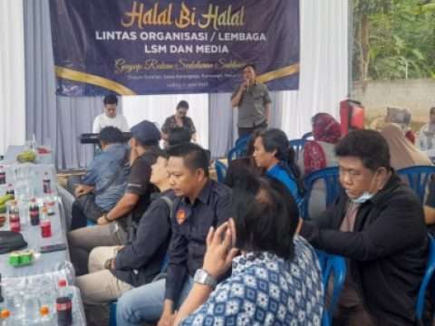 LP2KP Bersama LSM dan Wartawan saat bersilaturahmi dan halal bihalal di Desa Karangrejo, Pasuruan, Jatim, Sabtu (17/6).