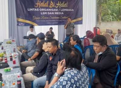 LP2KP Bersama LSM dan Wartawan saat bersilaturahmi dan halal bihalal di Desa Karangrejo, Pasuruan, Jatim, Sabtu (17/6).